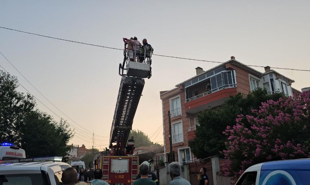 Edirne'de yangın! Binada mahsur kalan 1'i bebek 4 kişiyi itfaiye kurtardı