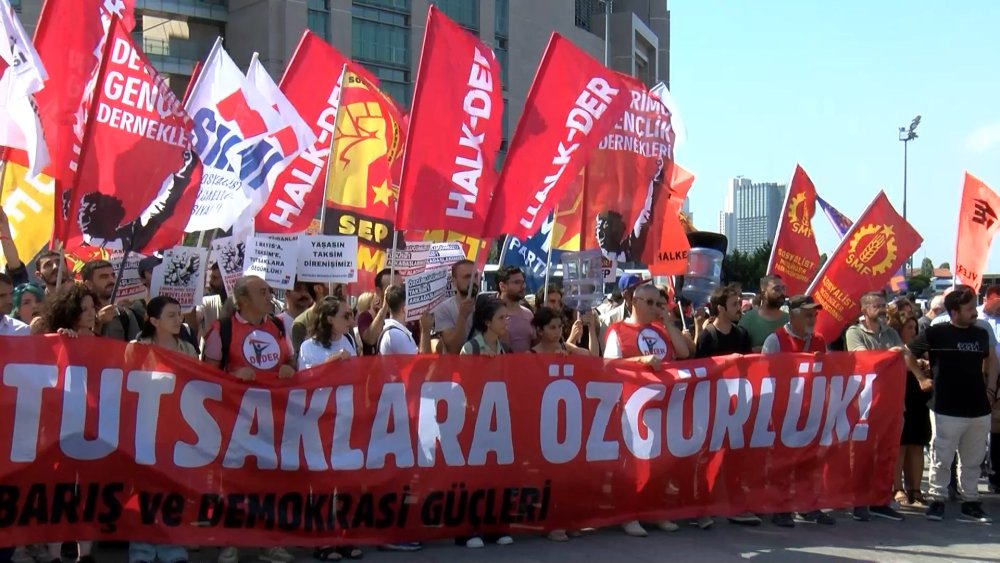 1 Mayıs tutukluları için Çağlayan Adliyesi'nde eylem