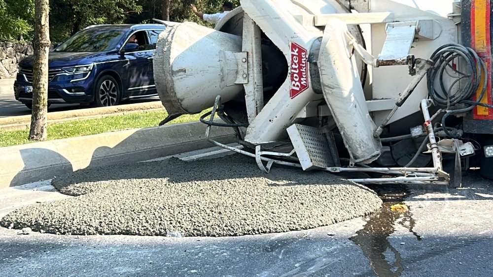 Kartal'da beton mikseri devrilmesi sonucu yola hazır beton ve akaryakıt döküldü