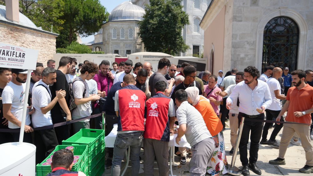 Vakıflar Genel Müdürlüğü Ayasofya Camisi'nde aşure dağıttı