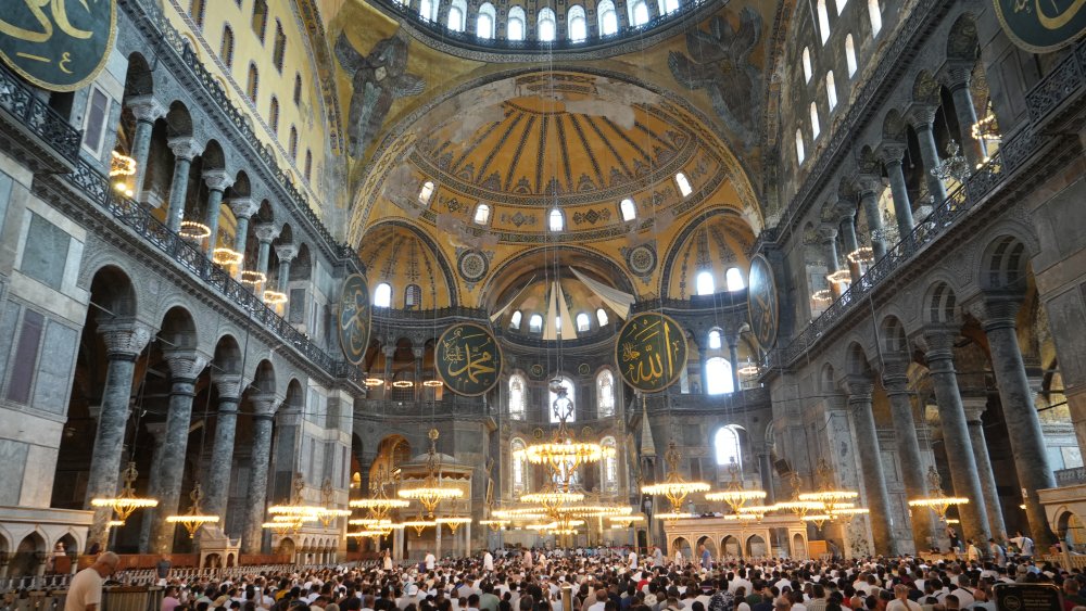 Vakıflar Genel Müdürlüğü Ayasofya Camisi'nde aşure dağıttı