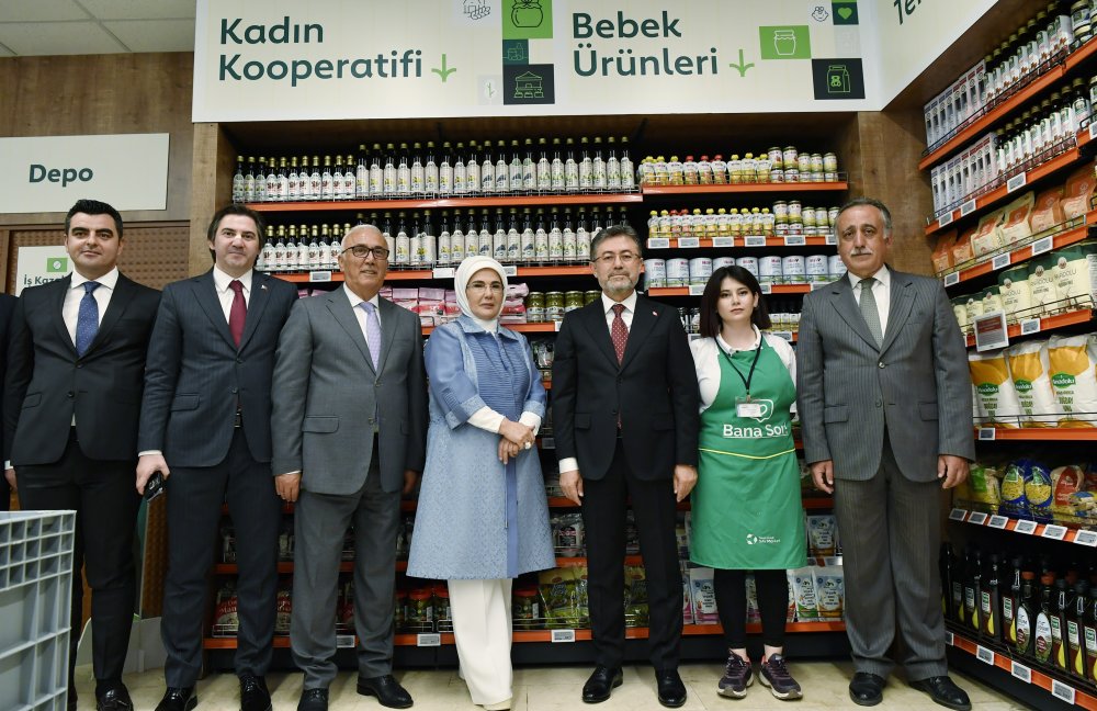 Emine Erdoğan atıksız alışverişi teşvik eden markete ziyaret etti