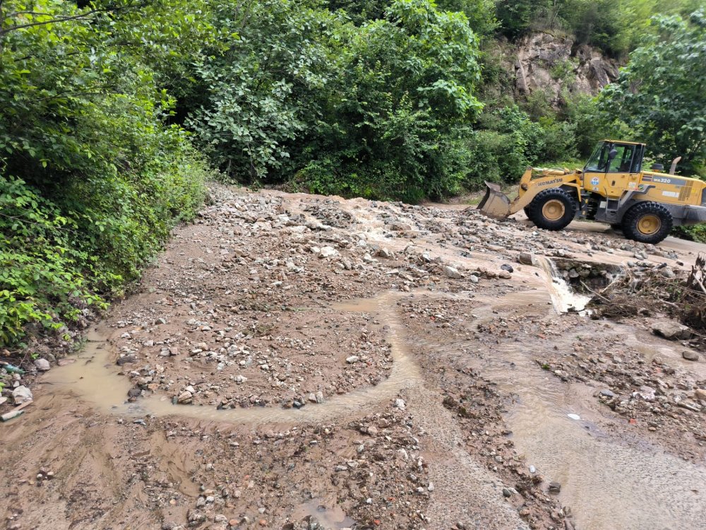 Karadeniz'de etkili olan sağanak, bazı noktalarda heyelana neden oldu