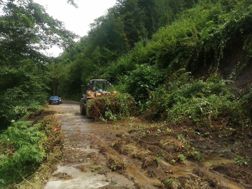 Karadeniz'de etkili olan sağanak, bazı noktalarda heyelana neden oldu