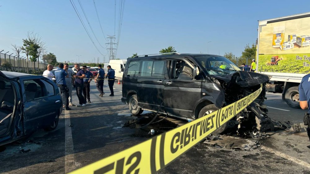 Bağcılar'da korkutan kaza! Minibüs ile otomobilin çarpıştığı kazada yaralılar var