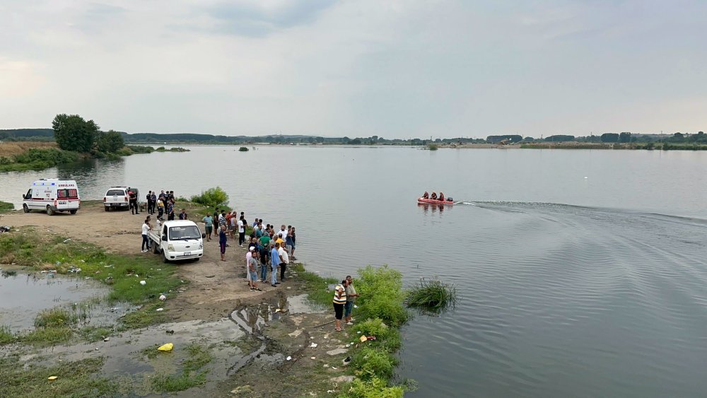 Serinlemek için girdikleri Meriç Nehri'nde kayboldular!