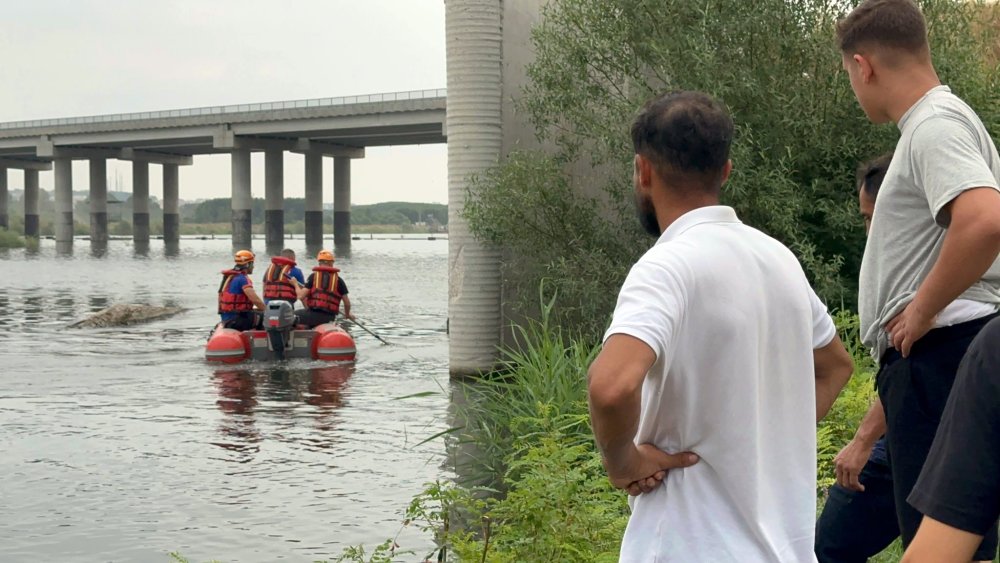 Serinlemek için girdikleri Meriç Nehri'nde kayboldular!