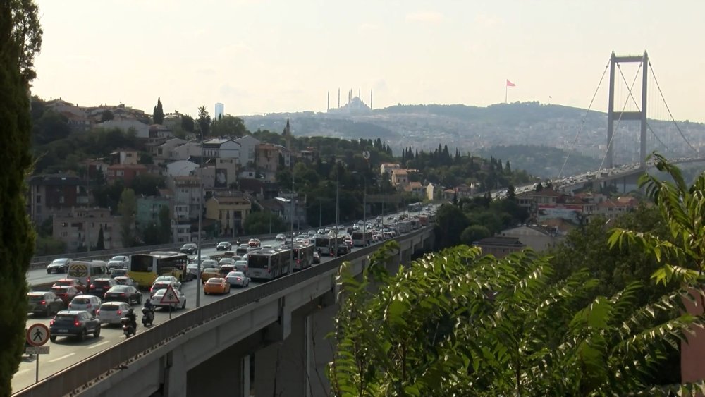 15 Temmuz Şehitler Köprüsü’nde metrobüsle motosiklet çarpıştı!