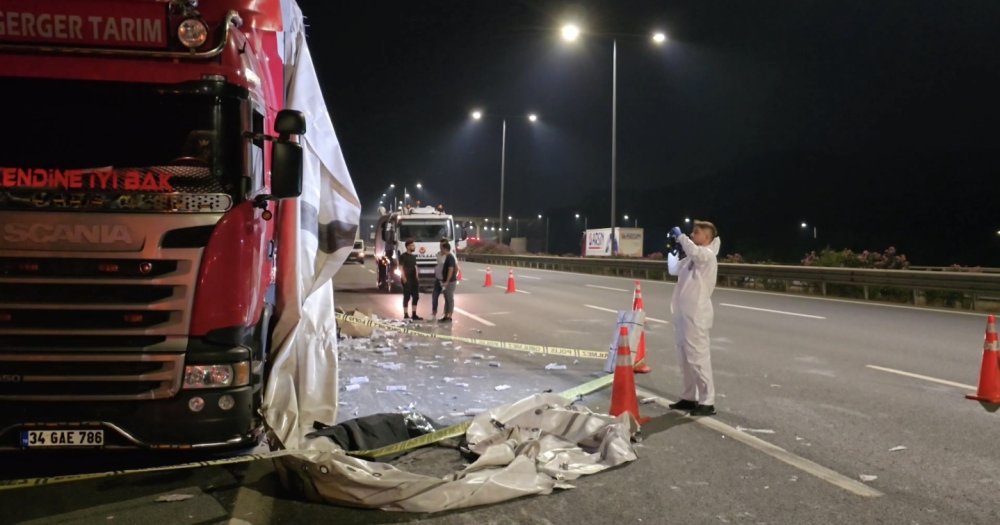 Kuzey Marmara Otoyolu'nda lastiği patlayan TIR'a arkadan çarptı: 1 ölü