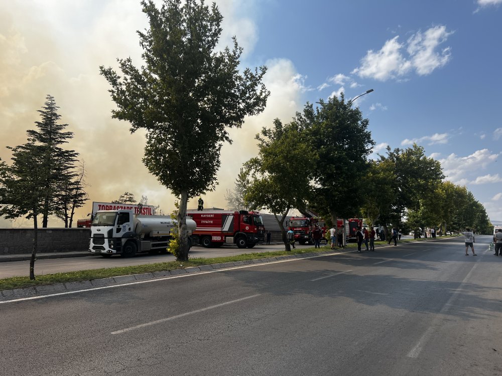 Ot yangını, kağıt fabrikasına sıçradı