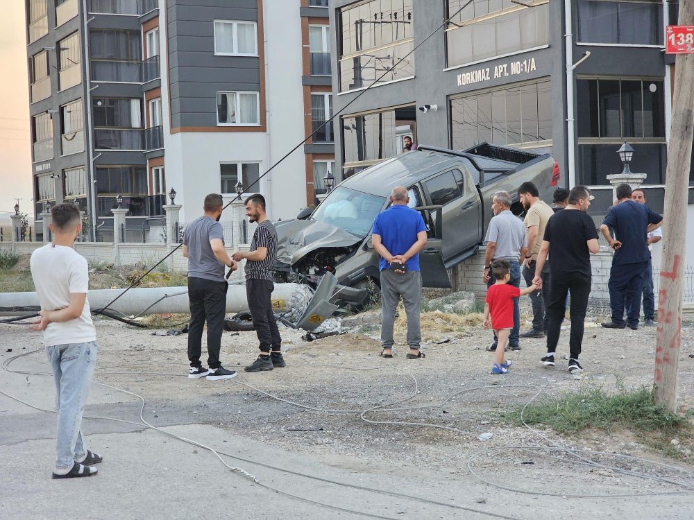 Kamyonet beton direğe çarptı, bahçe duvarında asılı kaldı