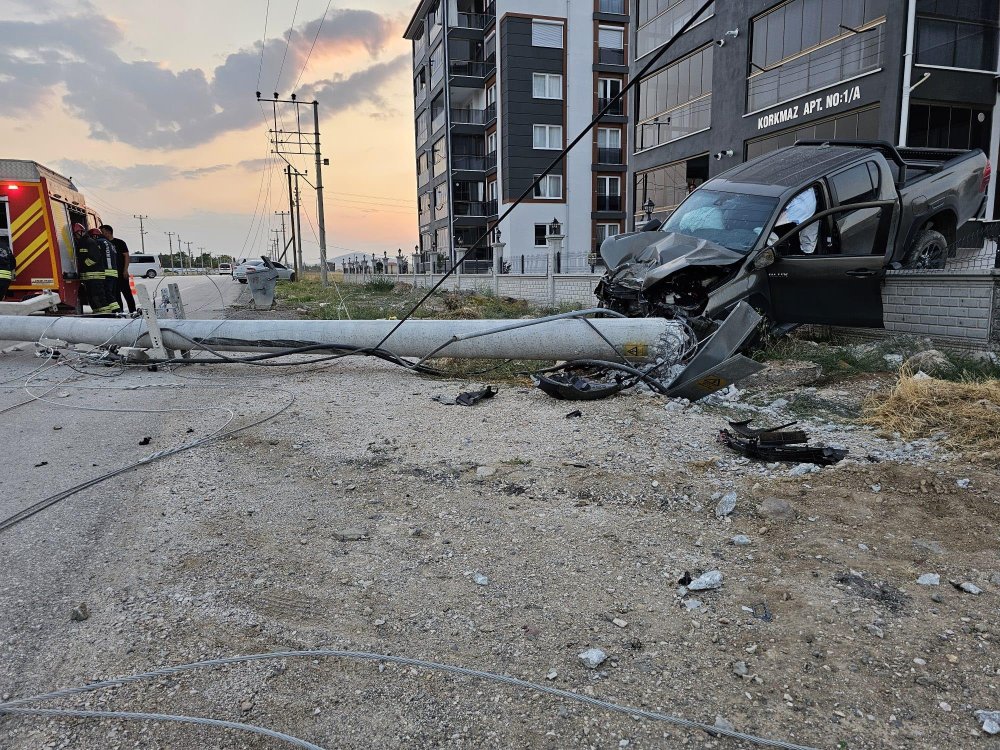 Kamyonet beton direğe çarptı, bahçe duvarında asılı kaldı