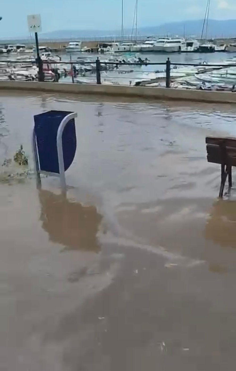 Mudanya'yı sağanak vurdu, sahil yolu göle döndü!