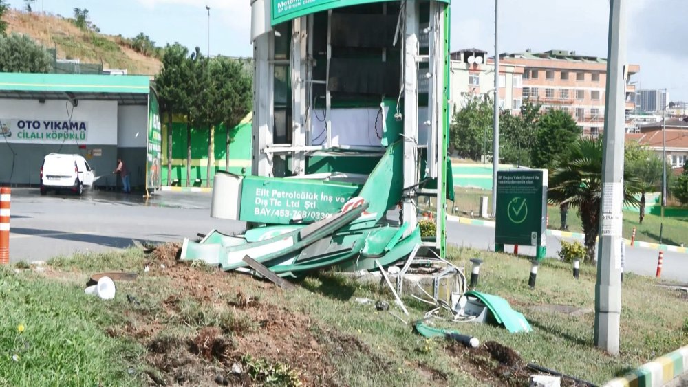 Avcılar’da 3 araca çarpan İETT otobüsü akaryakıt istasyonuna daldı!