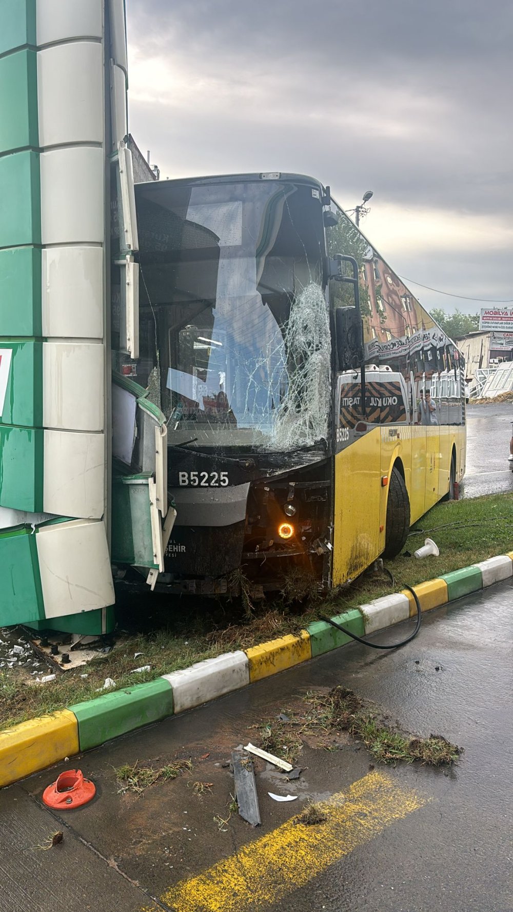 Avcılar’da 3 araca çarpan İETT otobüsü akaryakıt istasyonuna daldı!