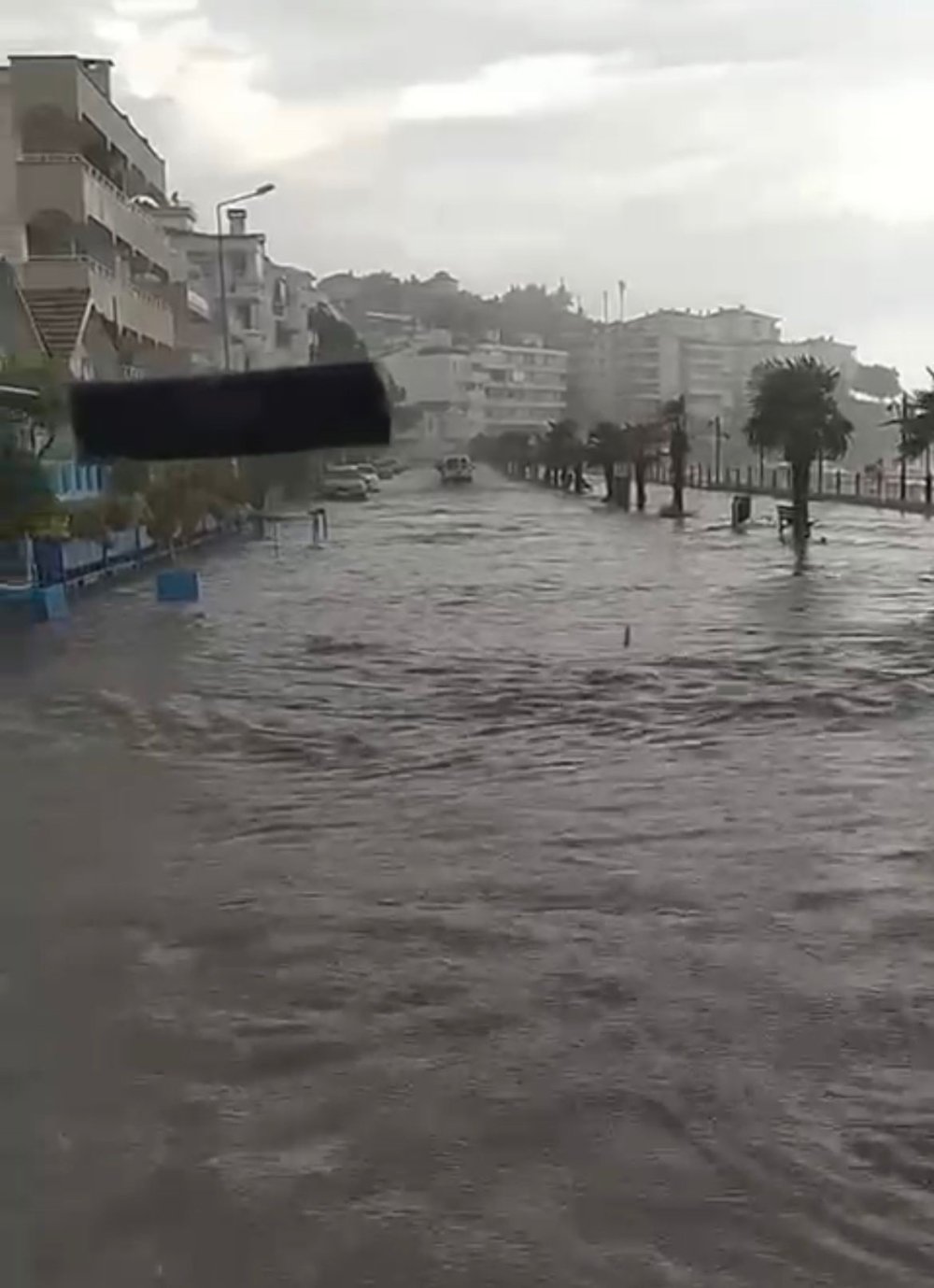 Bursa’da kuvvetli yağmur yolları göle çevirdi