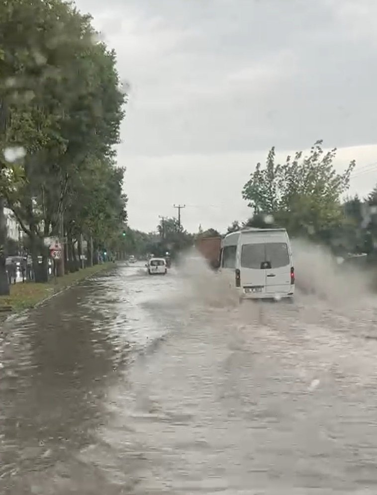 Bursa’da sağanak nedeniyle kapanan yollar açıldı