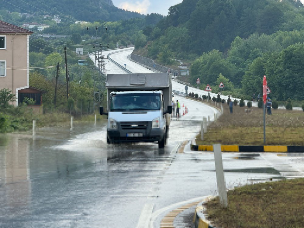 Bartın - Kastamonu Yolu taşkın nedeniyle kapandı