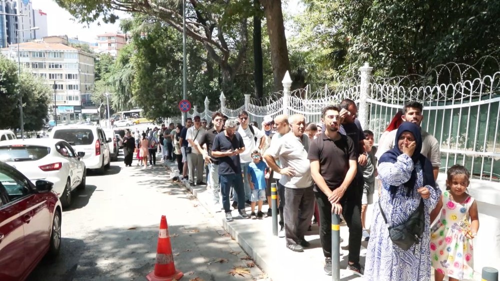 Restorasyonu tamamlanan Yıldız Sarayı'na vatandaşlar yoğun ilgi gösterdi