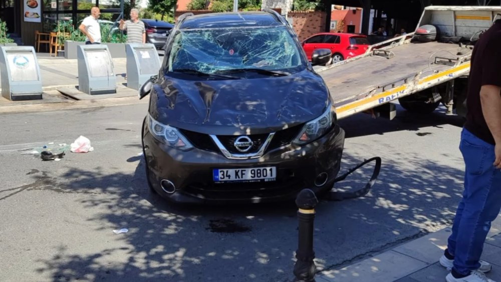 Avcılar'da iki araç yol ağzında çarpıştı, otomobil takla attı