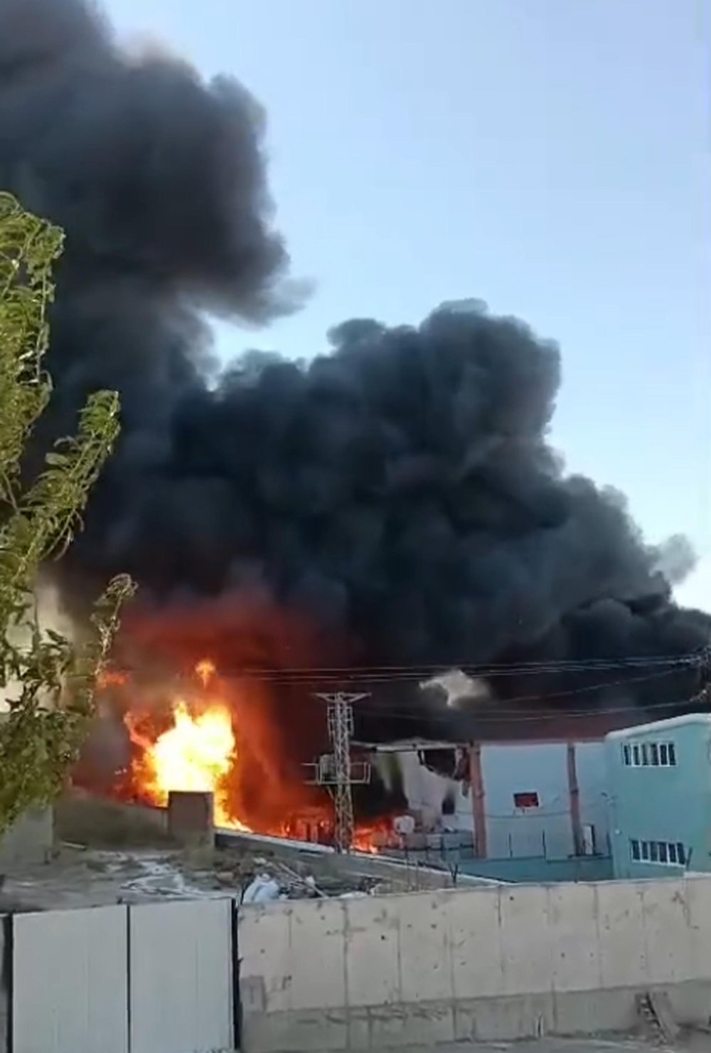 Tekirdağ'daki parfüm fabrikasında yangın! Yanıcı maddeler kısa sürede yayıldı