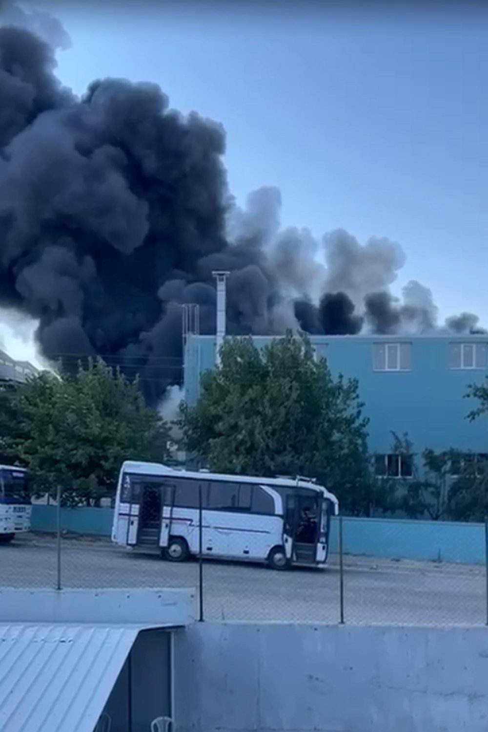 Tekirdağ'daki parfüm fabrikasında yangın! Yanıcı maddeler kısa sürede yayıldı