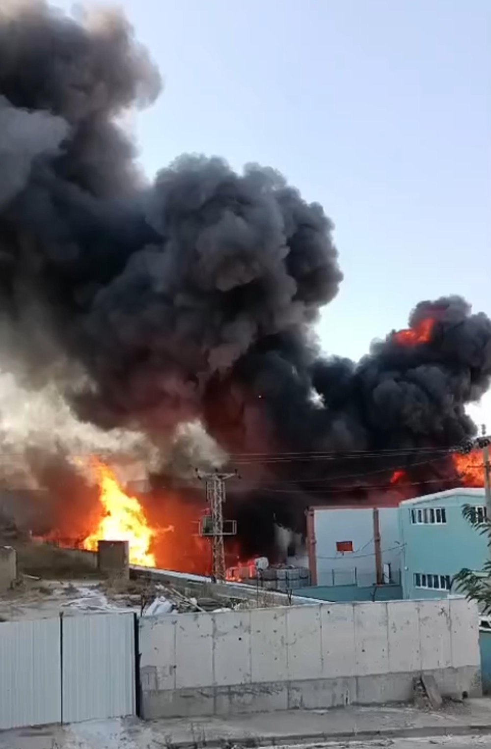 Tekirdağ'daki parfüm fabrikasında yangın! Yanıcı maddeler kısa sürede yayıldı