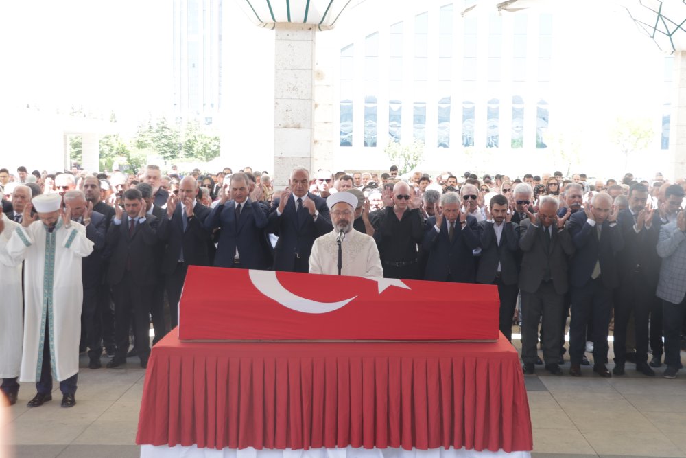 Kenan Işık, son yolculuğuna uğurlandı