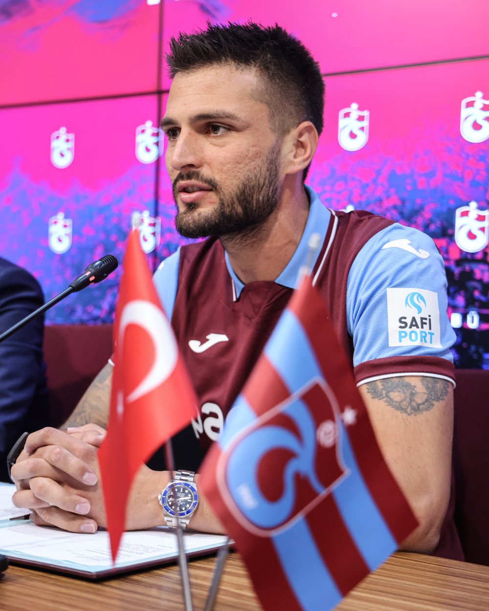 Trabzonspor’dan Okay Yokuşlu için imza töreni