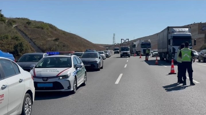 Arnavutköy'de havalimanı personelini taşıyan minibüs şarampole uçtu: 9 yaralı