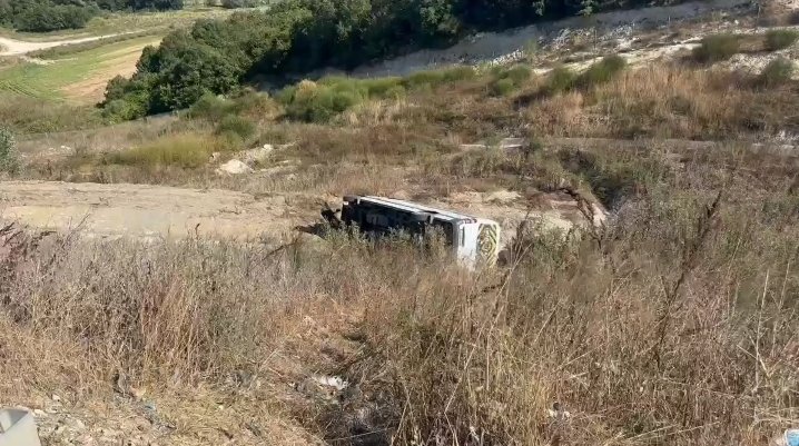 Arnavutköy'de havalimanı personelini taşıyan minibüs şarampole uçtu: 9 yaralı