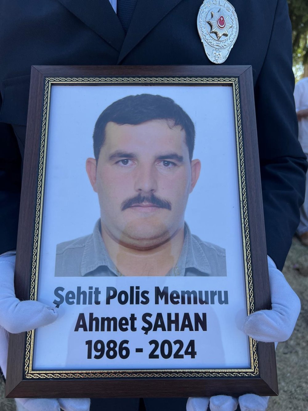 Şehit polis memuru Ahmet Şahan toprağa verildi