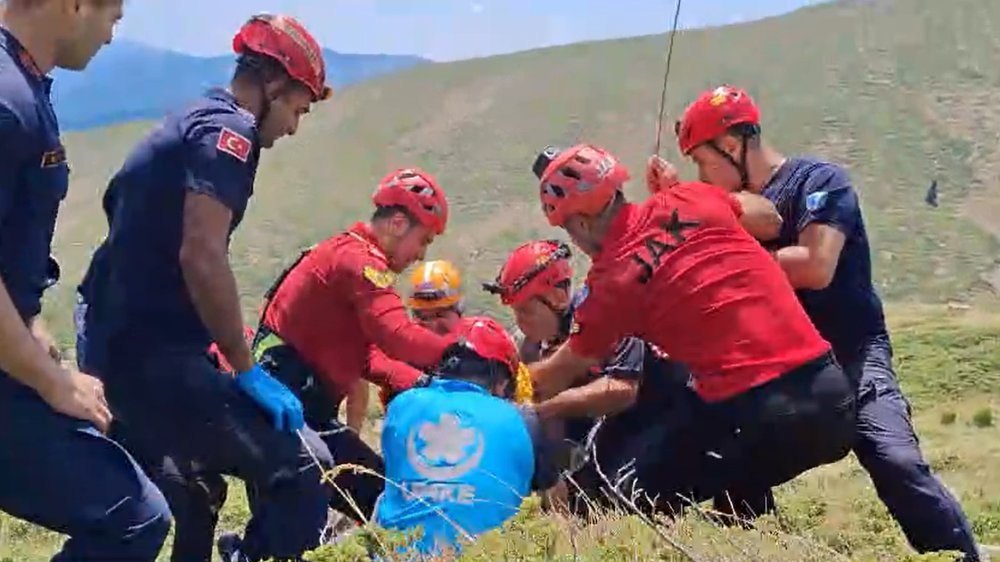 Bursa'da off-road aracı, 100 metrelik uçuruma düştü: Yaralılar helikopterle alındı