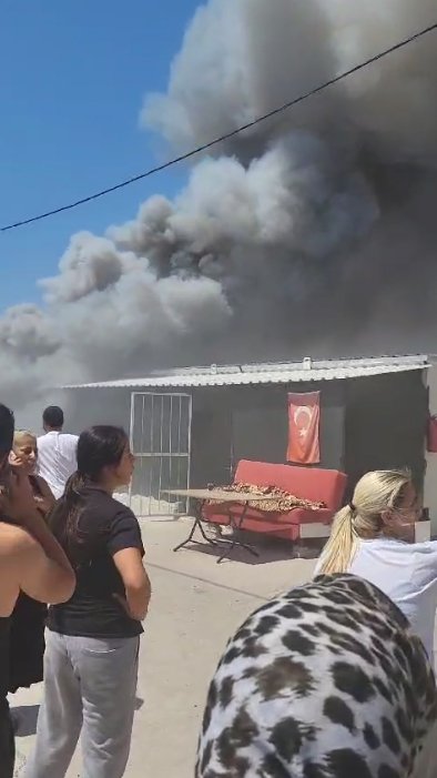 Hatay'daki konteyner kentte yangın çıktı; yangın vatandaşlar tarafından söndürüldü