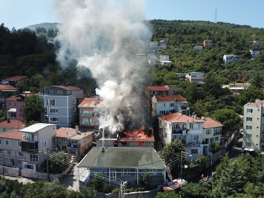 Bursa’daki 3 katlı binada çatı katı yangını