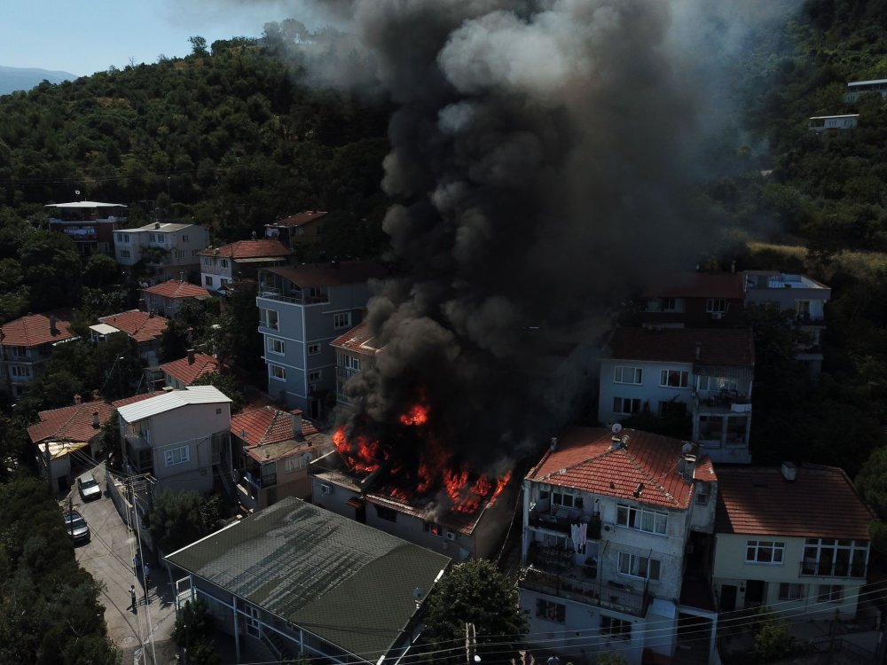 Bursa’daki 3 katlı binada çatı katı yangını