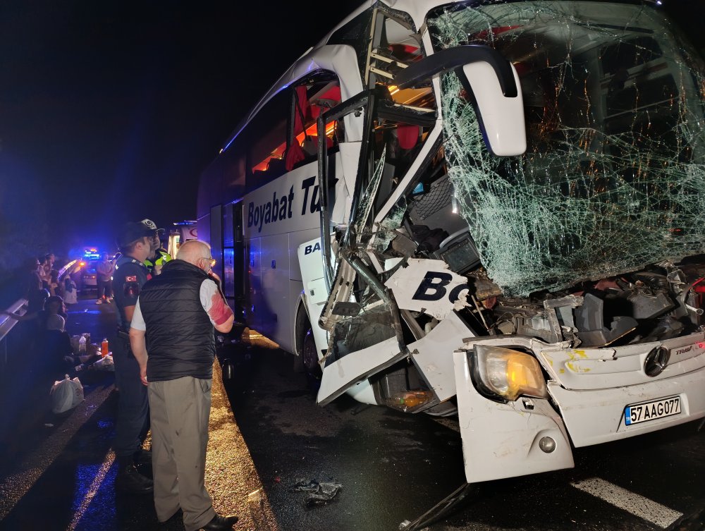 Düzce'de yolcu otobüsü TIR'a çarptı: 25 kişi yaralandı