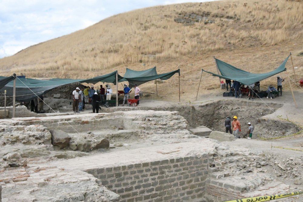 Perinthos Antik Kenti'ndeki tiyatroda, heykel ve mezar bulundu