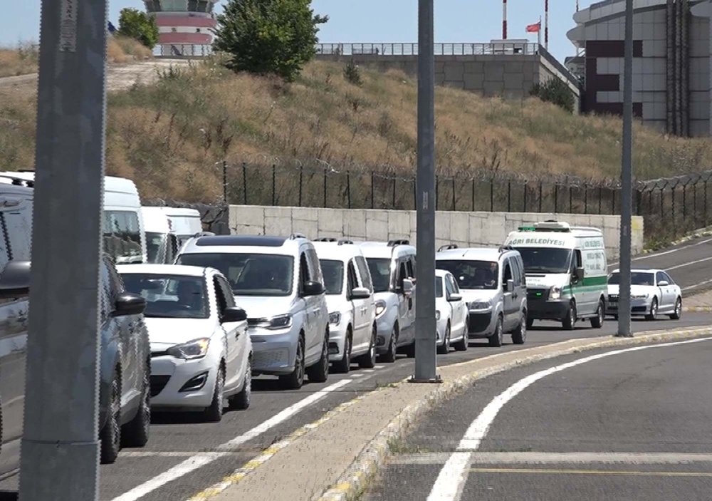 Ankara'daki kazada hayatını kaybeden 5 kişinin cenazeleri Ağrı'ya getirildi