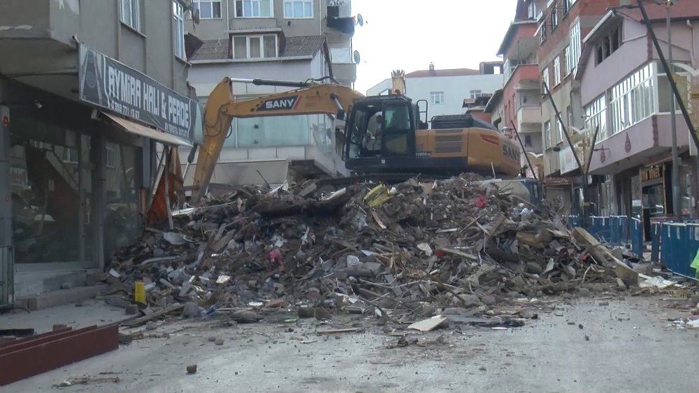 Pendik'te İETT otobüsünün çarptığı binanın yıkım çalışmaları sürüyor