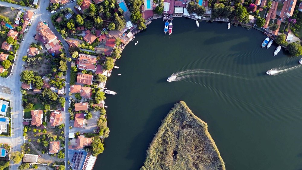 Dalyan Kanalı'nın labirent görünümlü sazlıkları