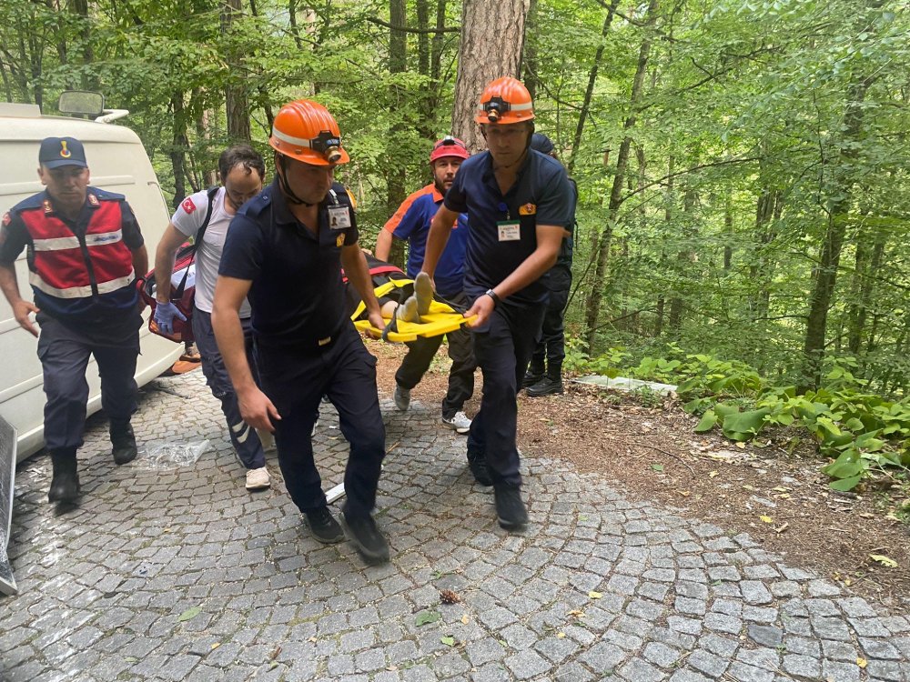 Kampa geldikleri karavanları devrilen çift yaralandı