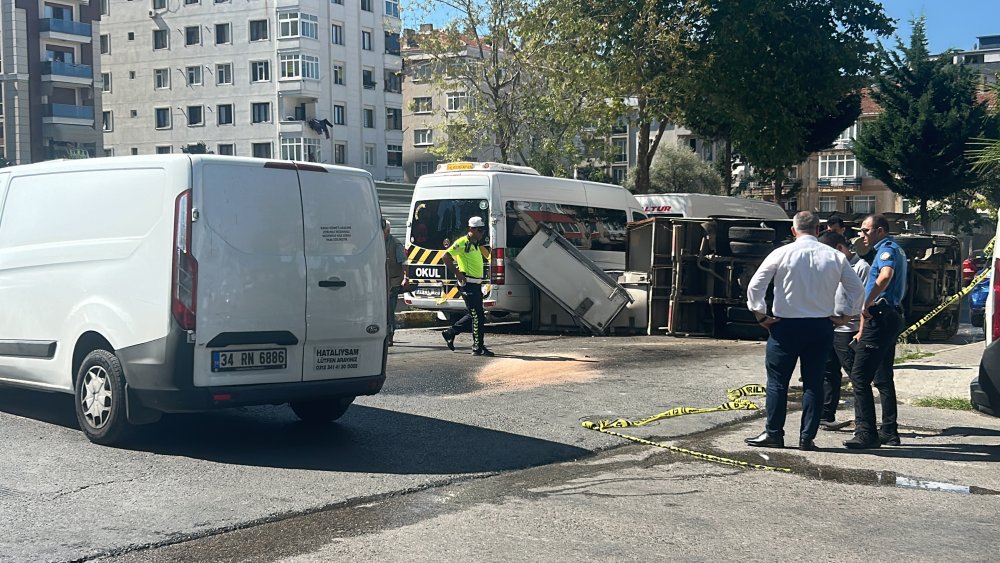 Maltepe'de kamyonetle hafif ticari çarpıştı, kazada yol trafiğe kapandı