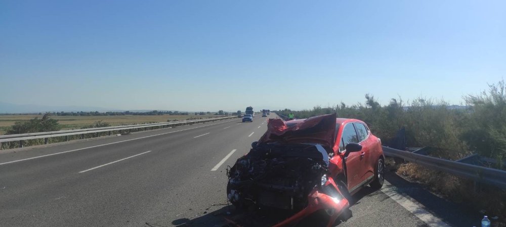 Bursa'da iki otomobil çarpıştı; aynı aileden 4 kişi yaralandı