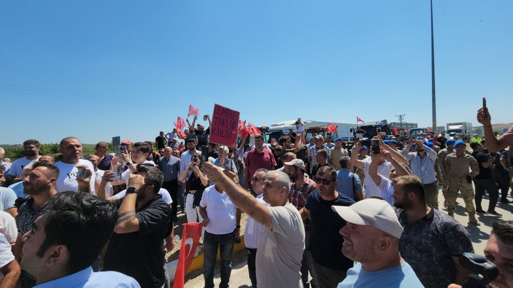 Çiftçi eylemleri bir kente daha sıçradı! Balıkesir Bandırma'da çiftçiler yol kapattı