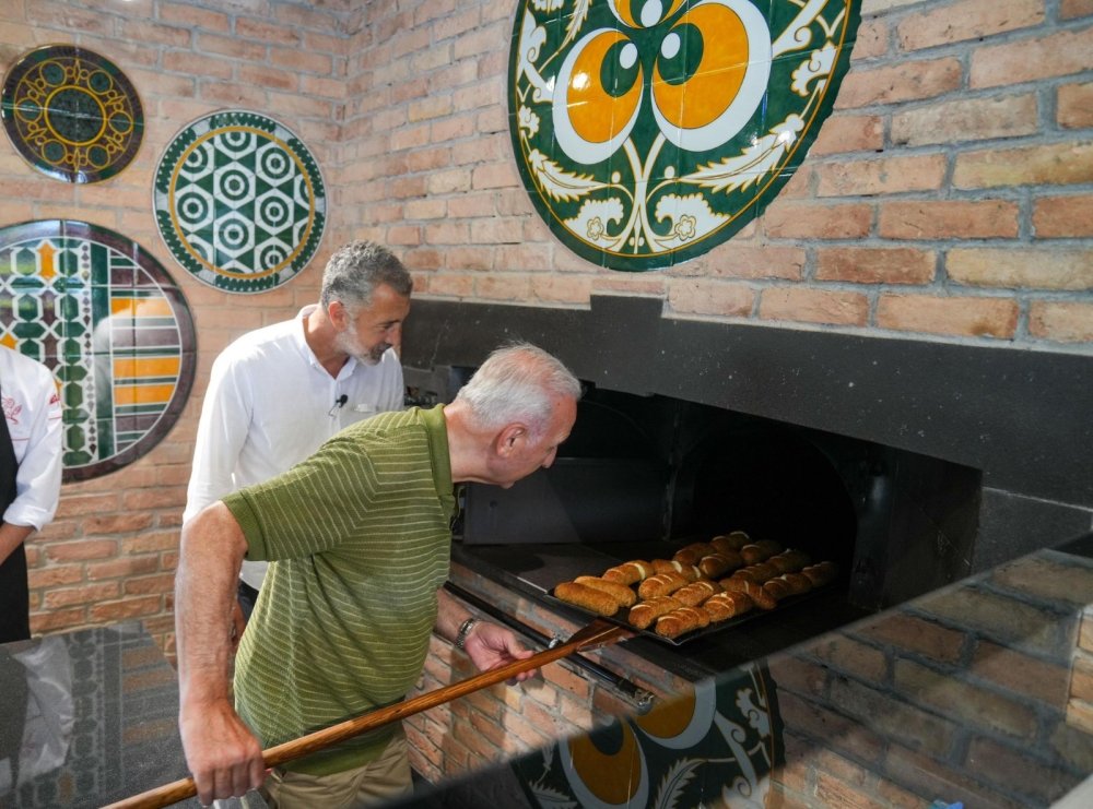 Ümraniye'deki Osmangazi Millet Bahçesi’nde açılan Simit Kafe'ye vatandaşlar yoğun ilgi gösterdi