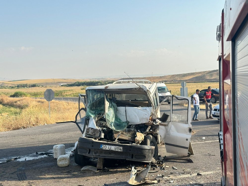 Minibüs, TIR üzerindeki iş makinesinin kepçe kısmına çarptı