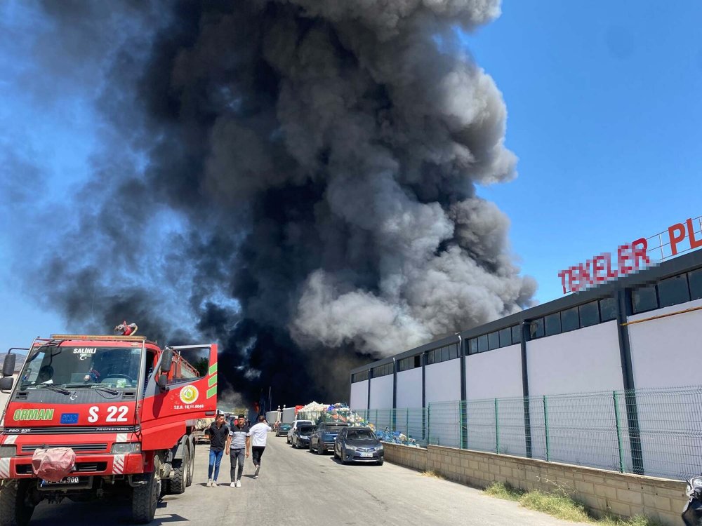 Manisa'da yaş sebze meyve işletmesinde yangın çıktı