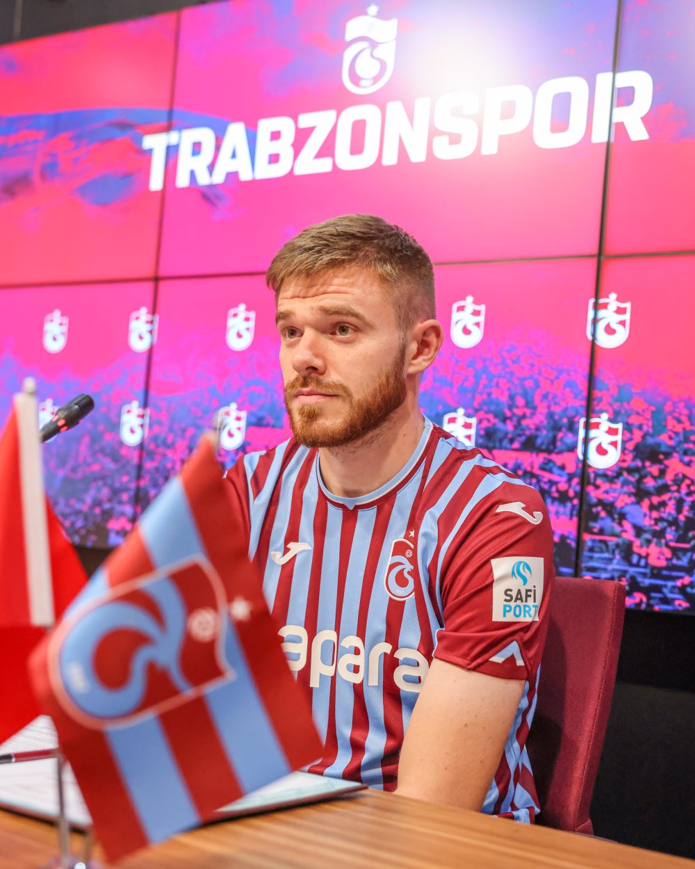 Trabzonspor’da yeni transfer Batagov için imza töreni