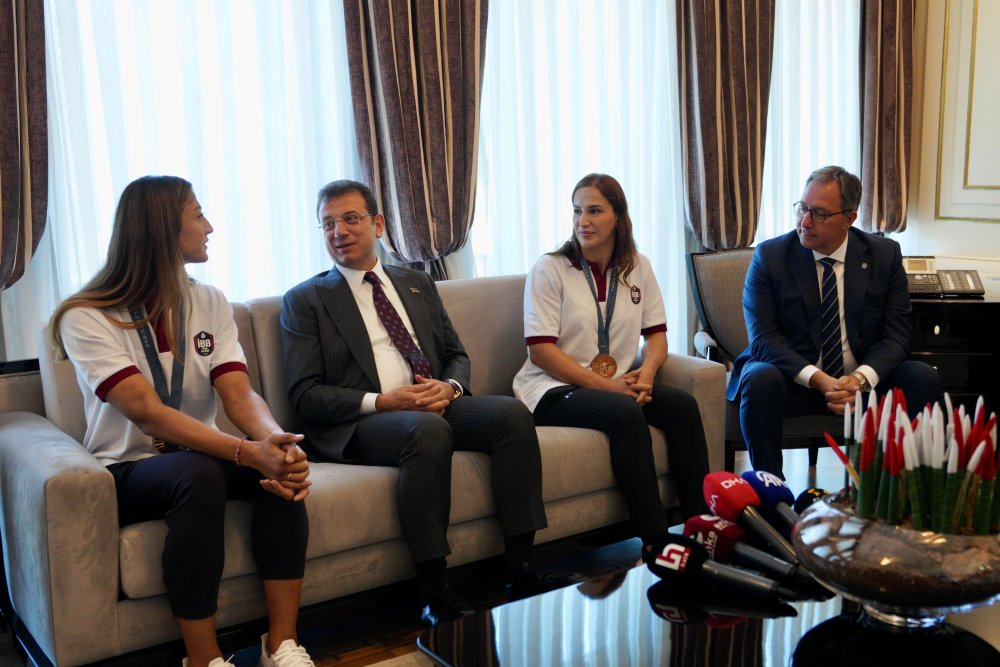 İmamoğlu, Olimpiyat madalyası kazanan İBB sporcuları ile buluştu